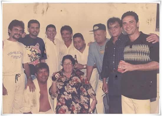 Dona Mocinha com músicos e amigos no Bar da Mocinha