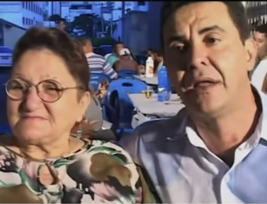 Dona Mocinha ao lado de um músico durante uma edição passada