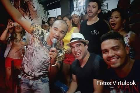 Convidados reunidos em momento de celebração