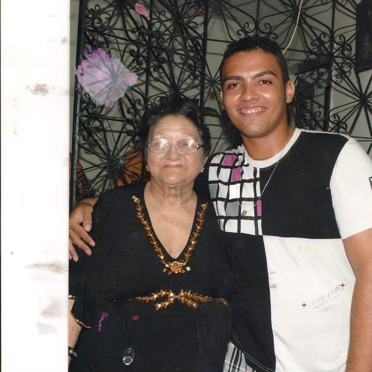Ítalo ao lado de Dona Mocinha