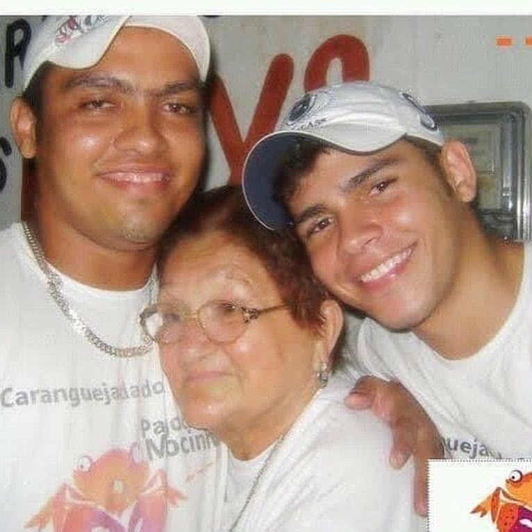 Dona Mocinha ao lado de Ítalo e um amigo