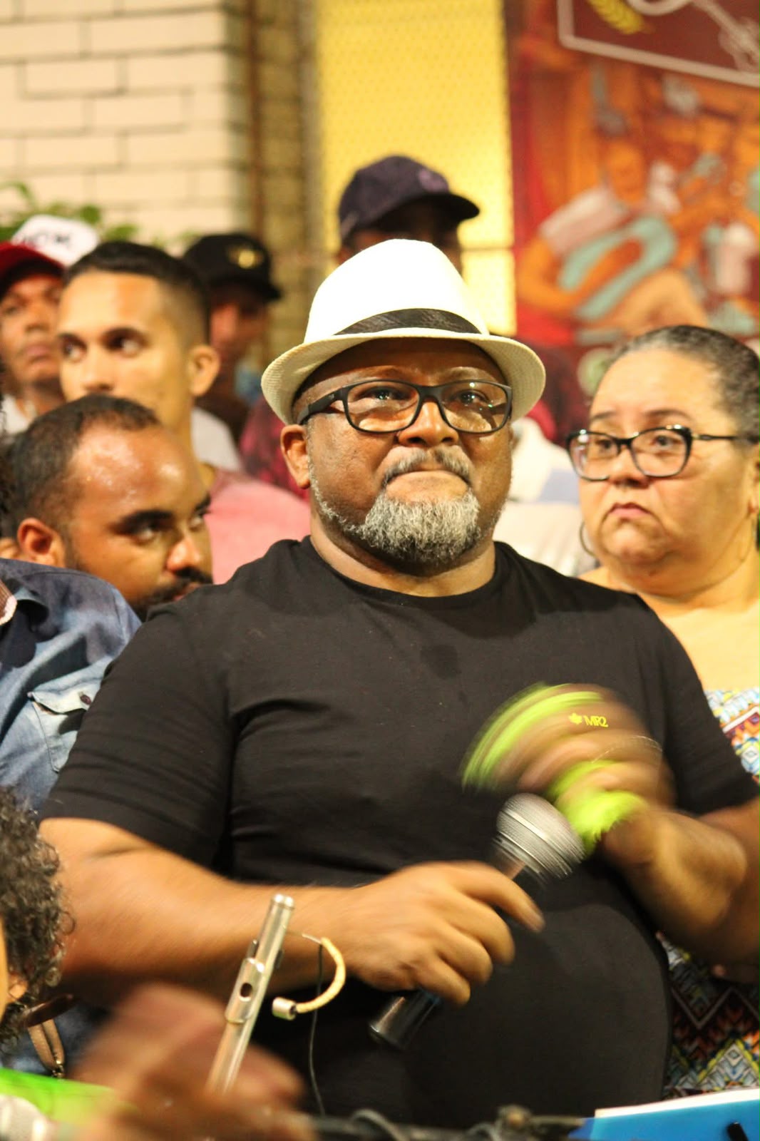 Músico cantando e tocando durante a roda