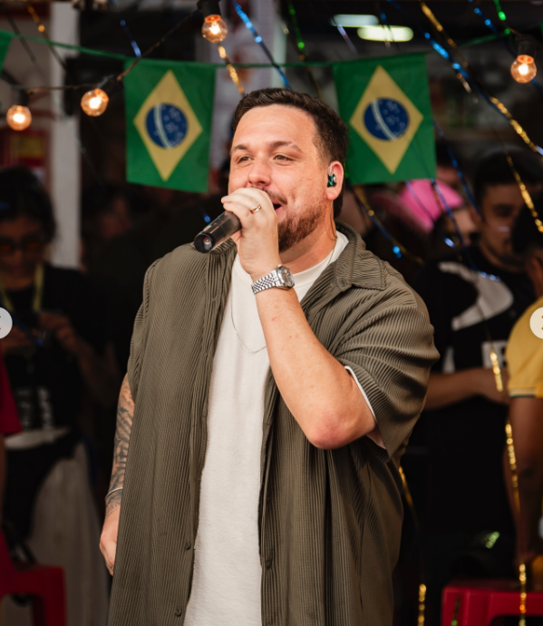 Cantor se apresentando no evento