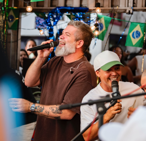 Cantores celebrando durante a apresentação