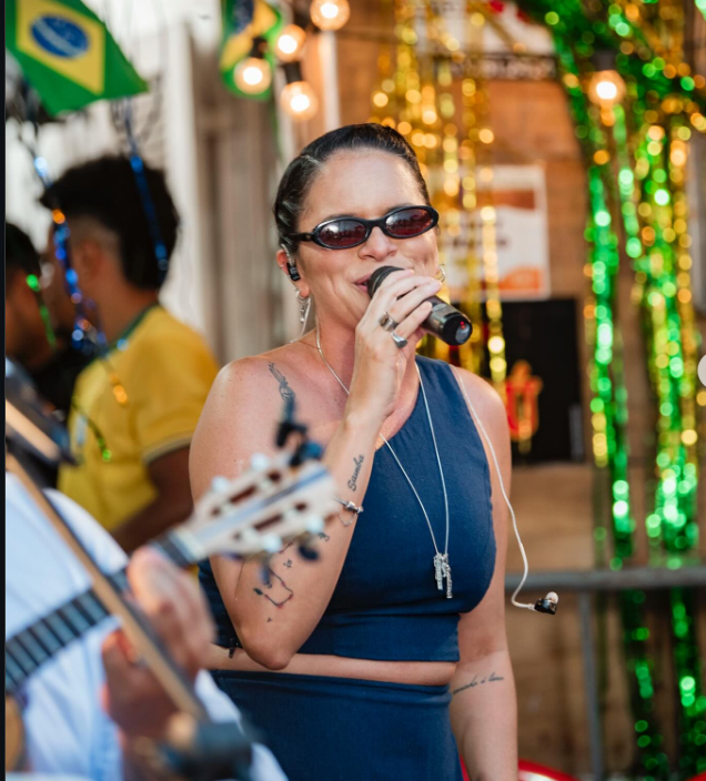 Cantora se apresentando no evento