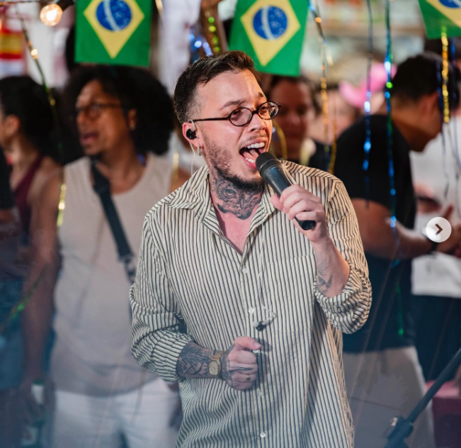 Cantor com microfone durante a roda de samba