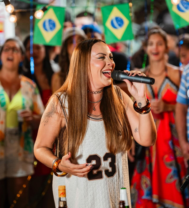 Cantora cantando para o público