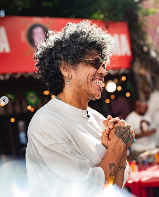Artista cantando durante o evento