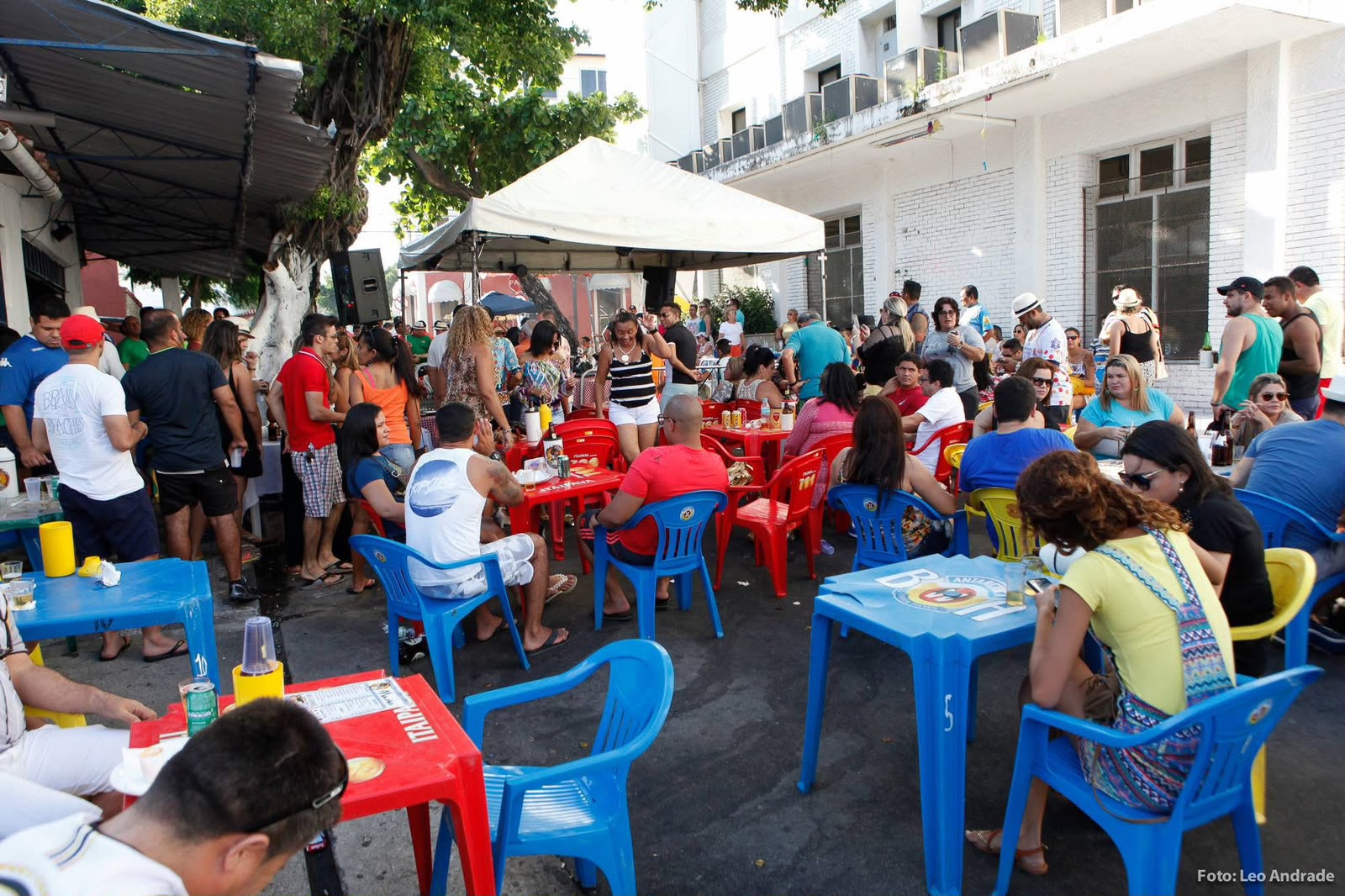 Público reunido na rua em frente ao evento