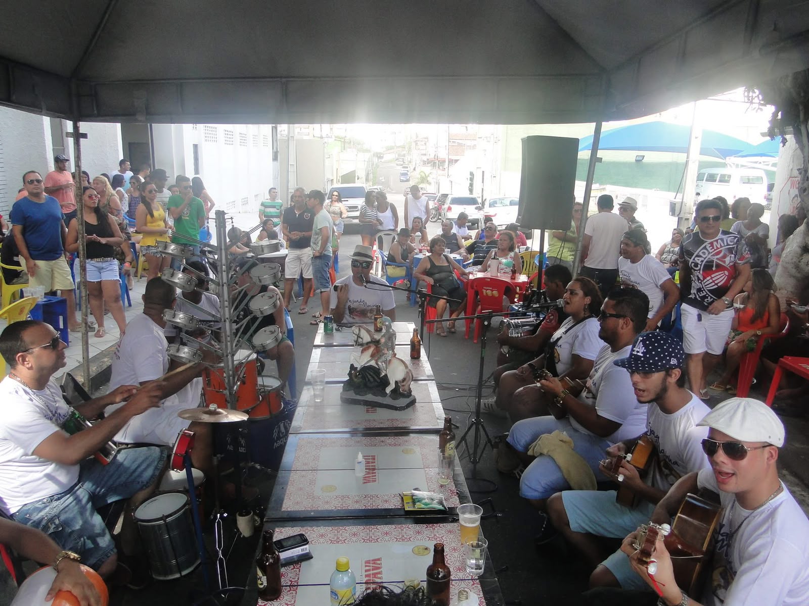 Roda de samba com músicos e público no Bar da Mocinha