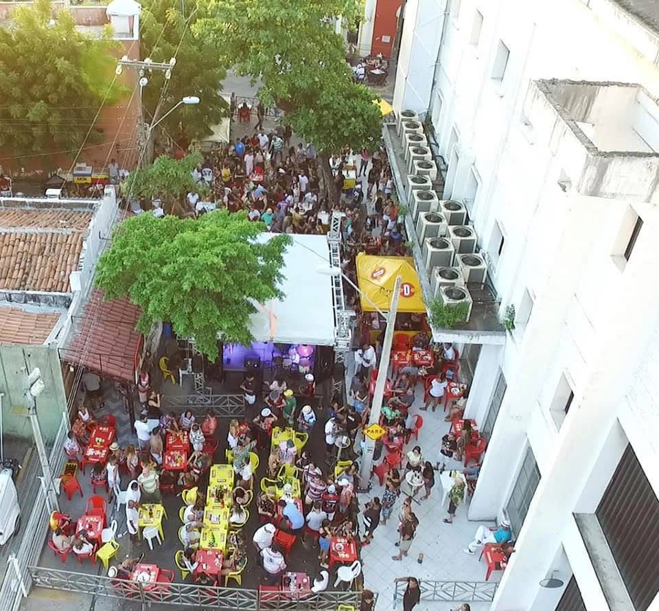 Vista aérea do público ocupando a rua